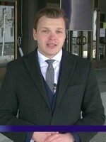 Na Slovensku platí od polnoci nosenie rúška mimo bydliska, redaktor RTVS to ignoruje v priamom prenose