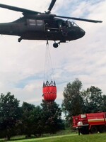 Na Slovensku prvýkrát hasí požiar slávny vrtuľník Black Hawk
