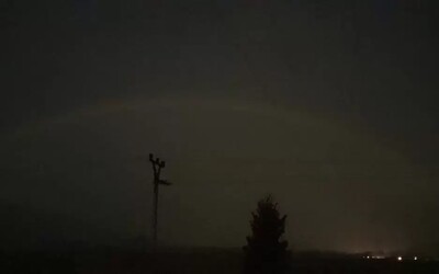 Na Slovensku sa objavil vzácny úkaz. Fotografovi sa na Liptove podarilo zachytiť dúhu v tme