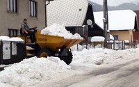 Na Slovensku sneží, v týchto okresoch môže napadnúť až 10 centimetrov snehu