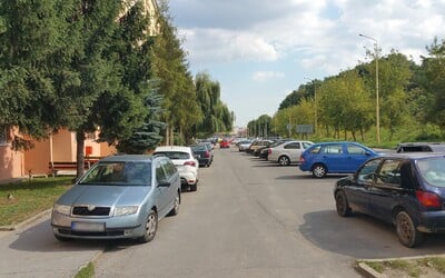 Na Slovensku už čoskoro začne platiť celoplošný zákaz parkovania na chodníkoch. Od tohto dátumu ti hrozí pokuta až 100 €