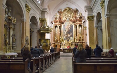 Na Slovensku zatvárajú svoje brány ďalšie kostoly, v niektorých okresoch bude polnočná omša cez internet