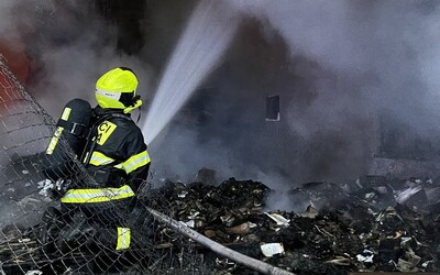 Na Sokolovsku hořel byt. Zemřel jeden člověk, další dva jsou zraněni