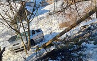 Na Spiši sa dnes stala tragická nehoda: Auto vletelo do stromu, náraz neprežili dve deti