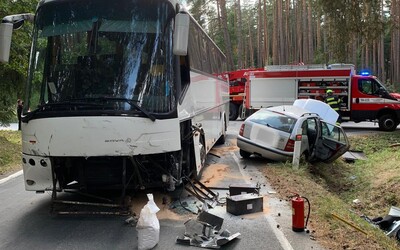Na Táborsku se srazil autobus a osobní vůz. Řidič auta nepřežil, v autobuse se zranily děti
