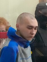 Na Ukrajině byl zahájen soud s ruským vojákem obviněným z vraždy civilisty. Hrozí mu doživotí