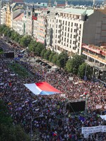 Na Václaváku je prý až 120 tisíc lidí. Zřejmě jde o největší demonstraci od listopadu 1989