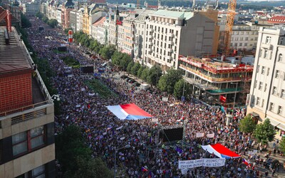 Na Václaváku je prý až 120 tisíc lidí. Zřejmě jde o největší demonstraci od listopadu 1989