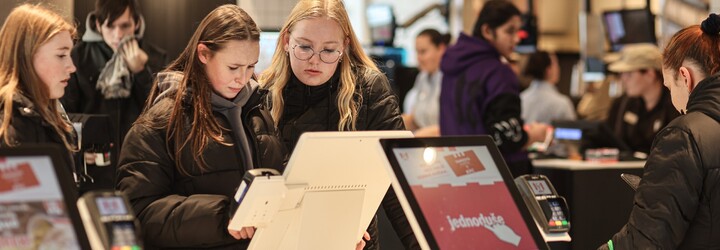 Na Václaváku se otevřela největší restaurace KFC v Česku. Jídlo ti tam donesou ke stolu