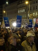 Na Václavském náměstí proti Andreji Babišovi demonstruje zhruba 80 000 lidí