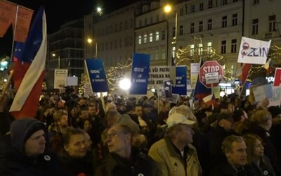 Na Václavském náměstí proti Andreji Babišovi demonstruje zhruba 80 000 lidí