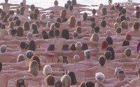 Na austrálsku pláž vybehlo až 2 500 nahých ľudí. V Sydney odhalili svoje telá, aby upozornili na závažný problém so zdravím