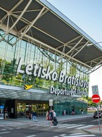 Na bratislavskom letisku muselo núdzovo pristáť lietadlo. Cestujúci o probléme netušili až do pristátia