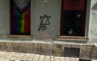 Na bratislavskú reštauráciu niekto nasprejoval nacistické znaky. Je to dôsledok postupu vlády, odkazuje primátor Vallo