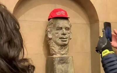 Na bustu Václava Havla v Kapitolu demonstranti položili Trumpovu kšiltovku. Obrázek baví český Twitter.