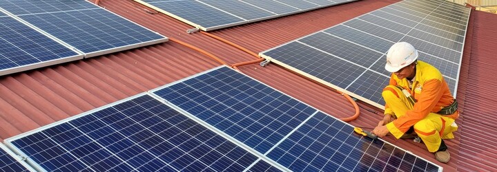 Na co je dobré myslet při montáži fotovoltaických panelů na střechy výrobních hal a skladů?