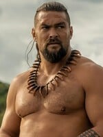 Na co koukat v srpnu? Epický návrat Vetřelce doprovodí gotická Wednesday nebo historický Jason Momoa