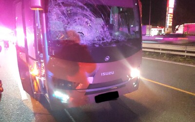 Na dálnici D1 před Prahou večer zemřel chodec, srazil ho minibus