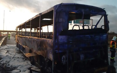 Na dálnici D1 shořel autobus, ve kterém cestovalo zhruba padesát pasažerů. Všichni stihli vystoupit