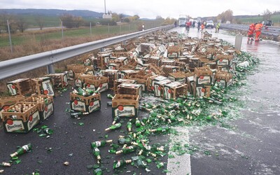 Na dálnici D5 se vysypal náklad s plzeňským pivem
