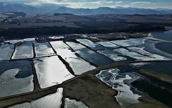 Na dne Liptovskej Mary našli dobrovoľníci množstvo odpadu. Odstránili aj päťdesiat pneumatík