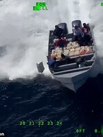 Na dramatickom videu pašeráci náhlivo vyhadzujú kokaín z člna. Pobrežná hliadka ich však nakoniec chytila
