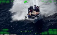 Na dramatickém videu pašeráci spěšně vyhazují kokain z člunu. Pobřežní hlídka je však nakonec chytila