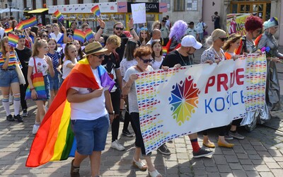 Na dúhovom pochode v Košiciach sa zúčastnilo 700 ľudí, pochodovali aj prívrženci extrémistickej strany