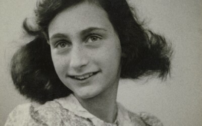 Na dům Anny Frank někdo promítal konspirační video popírající holocaust