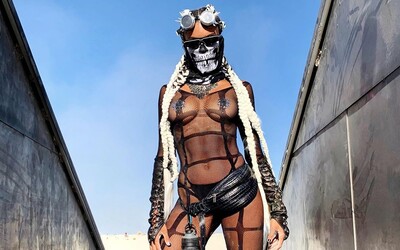 Na festivalu Burning Man 2019 se předvedly i známé osobnosti. Jaké outfity zvolili Paris Hilton či Diplo?
