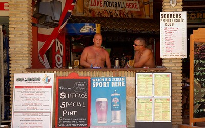 Na gréckom ostrove bary zlievajú nedopitý alkohol a servírujú ho ďalším turistom. Inšpektori vykonali raziu s jasným výsledkom