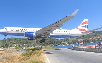Na gréckom ostrove pristávajú lietadlá len pár metrov nad hlavami turistov