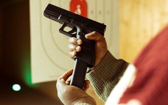 Na gymnáziu v Grazu střílel bývalý student. Vlastnil zbrojní průkaz