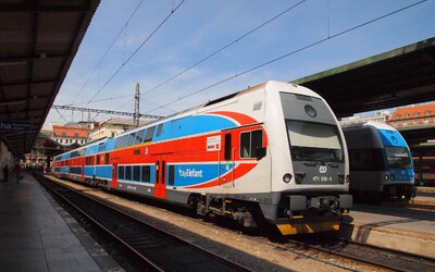 Na hlavním nádraží v Praze se srazil vlak s lokomotivou