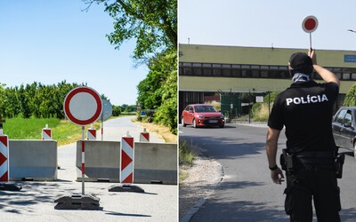 Na hraničnom priechode Horné Srnie bol protest, polícia zadržala poslanca ĽSNS Petra Krupu