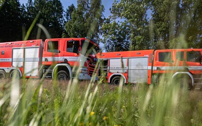 Na jezeře v Opavě se utopil šestnáctiletý chlapec. Na pomoc mu spěchali hasiči, narazilo do nich však auto 