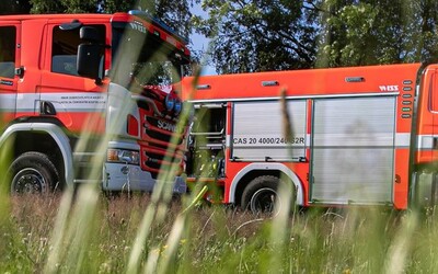 Na jezeře v Opavě se utopil šestnáctiletý chlapec. Na pomoc mu spěchali hasiči, narazilo do nich však auto 