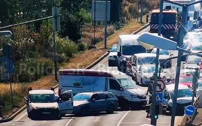 Na križovatke v Bratislave sa zrazili štyri vozidlá. Tomuto úseku sa radšej vyhni