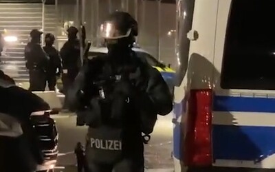 Na letiště v Německu pronikl ozbrojený muž. V autě má děti