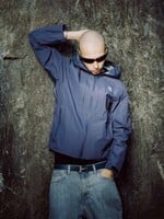 Na lyžovačku, ale aj na kávu v meste. Slovenská značka predstavila outdoorovú bundu v spolupráci s raperom SIMILIVINLIFE