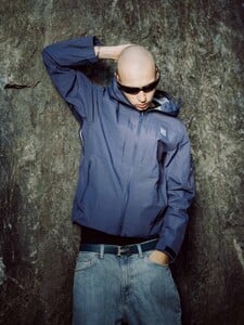 Na lyžovačku, ale aj na kávu v meste. Slovenská značka predstavila outdoorovú bundu v spolupráci s raperom SIMILIVINLIFE