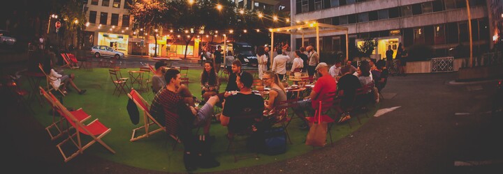 Na mieste parkoviska vznikol moderný priestor pre ľudí, kde si vychutnáš pivo a  zahráš ping pong