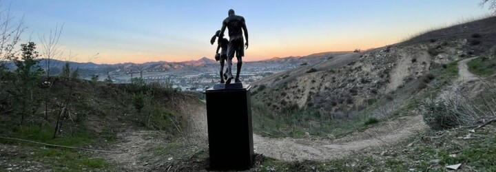 Na miesto havárie vrtuľníka, pri ktorej zahynul Kobe Bryant so svojou dcérou, umiestnili ich sochu v životnej veľkosti