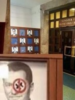 Na ministerstve financií niekto prelepil portrét Igora Matoviča protifašistickou nálepkou. Odstraňoval ju vraj sám minister