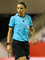 Na mistrovství světa ve fotbale v Kataru budou poprvé mezi rozhodčími i ženy