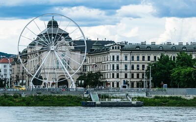Na nábreží v Bratislave postavili 30-metrové ruské koleso. Atrakcia ako z Londýna má kompenzovať straty kvôli pandémii