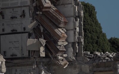 Na najväčšom cintoríne v Neapole sa zrútila budova s rakvami. Vyše desať ich ostalo visieť vo vzduchu