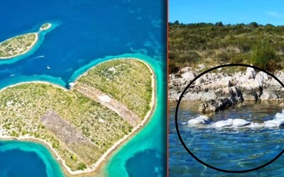 Na najznámejšom neobývanom ostrove v Chorvátsku v tvare srdca rastie stavba aj napriek zákazu. Polícia po páchateľovi pátra