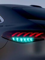 Na niektorých autách pribudnú tyrkysové svetlá, za ktoré ťa polícia nemôže pokutovať. Čo budú symbolizovať?