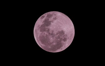 Na oblohe sa objaví „ružový mesiac“. Slováci zažijú počas víkendu astronomický zážitok
